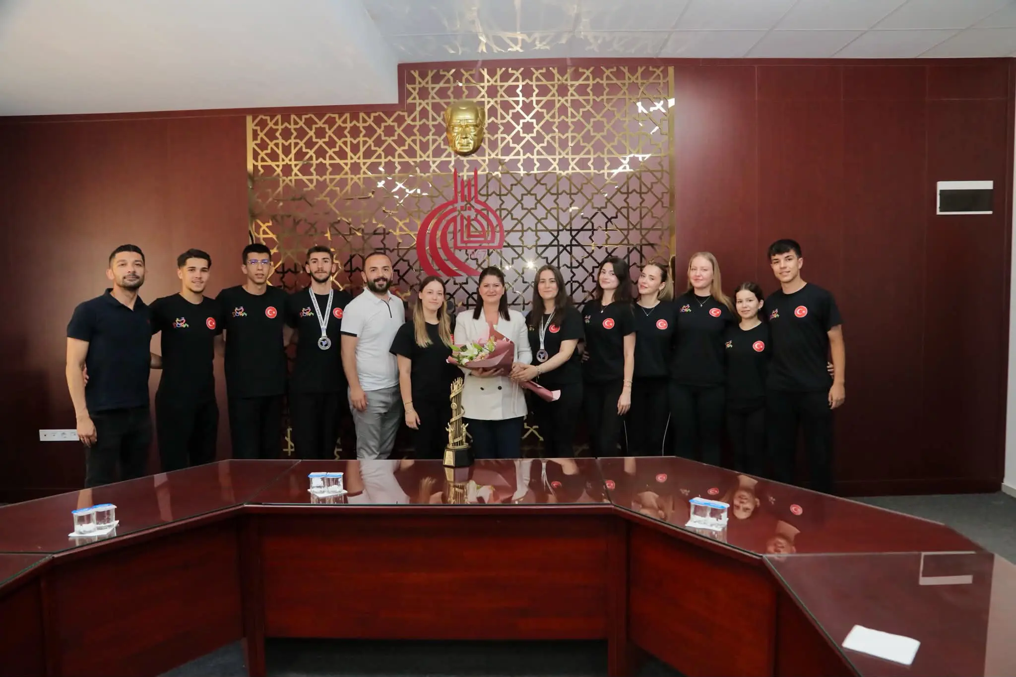 TÜRKİYE ŞAMPİYONU DORA SPOR KULÜBÜ’NDEN BAŞKAN GENCAN’A ZİYARET galeri görseli